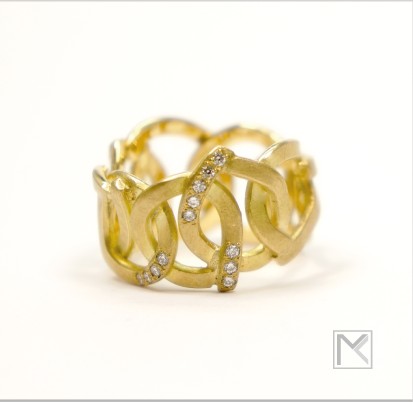 Geflochtener Ring aus Gold mit Diamanten